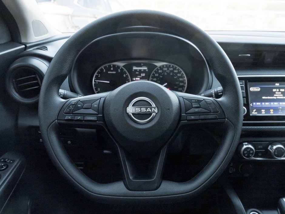 2025 Nissan Kicks Play S FWD/ SAFETY CERTIFIED/ ONE OWNER / ACCIDENT FREE-6