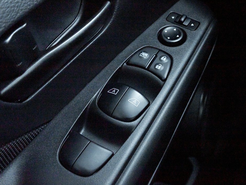 2025 Nissan Kicks Play S FWD/ SAFETY CERTIFIED/ ONE OWNER / ACCIDENT FREE-11