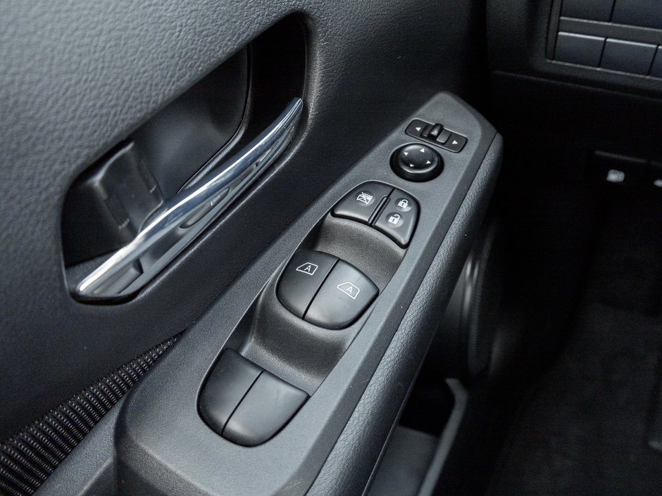 2021 Nissan Kicks SV FWD   LOW KM   AVAILABLE FOR FINANCING-12