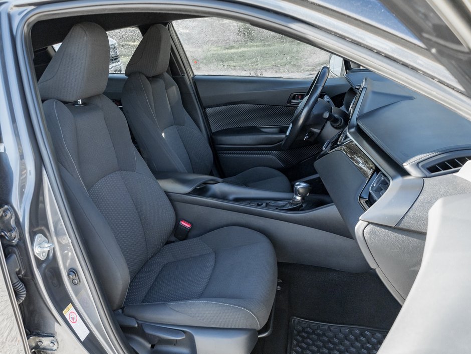 2018 Toyota C-HR FWD XLE / SAFETY CERTIFIED / ACCIDENT FREE-18
