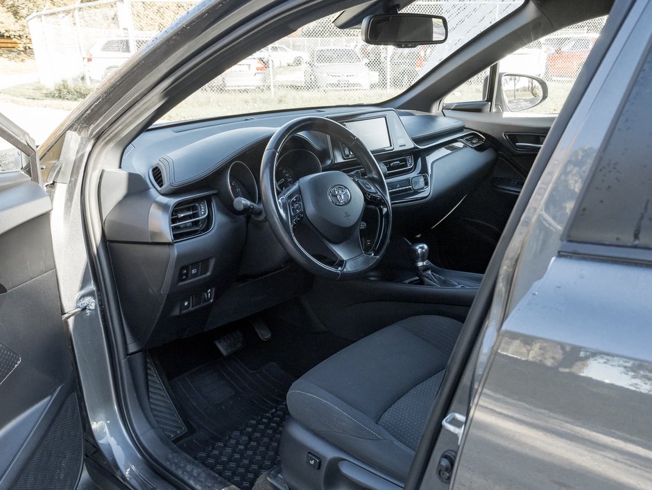 2018 Toyota C-HR FWD XLE / SAFETY CERTIFIED / ACCIDENT FREE-8