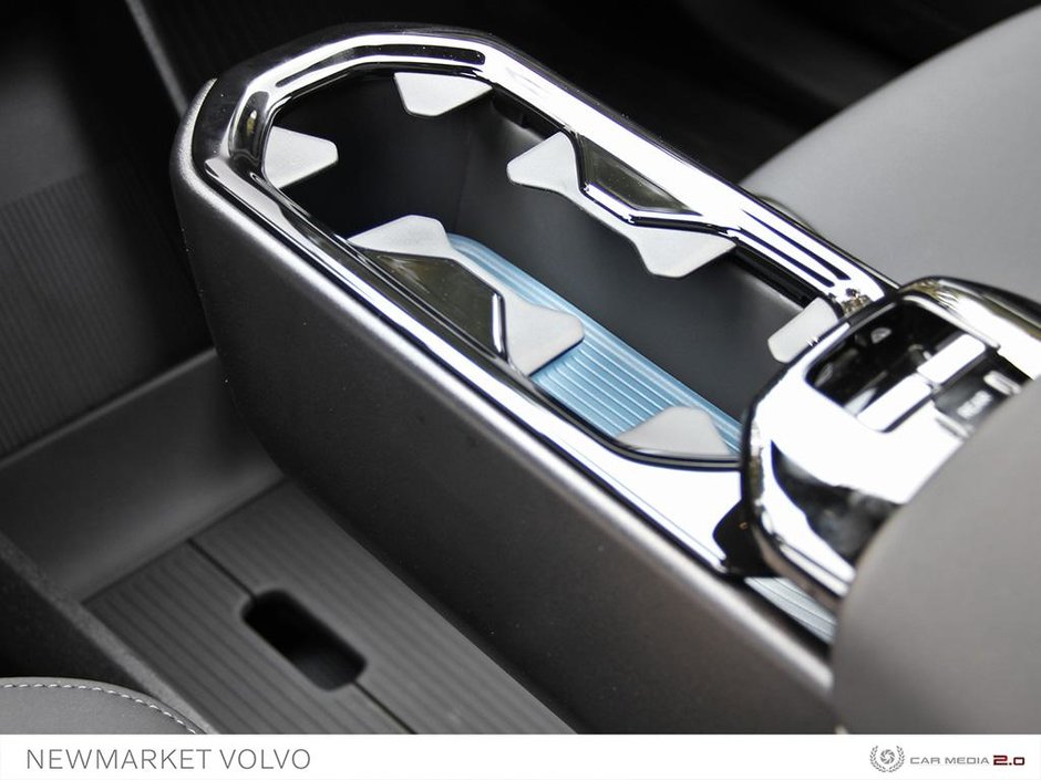 2025 Volvo EX30 Single Motor Extended Range RWD Plus-23