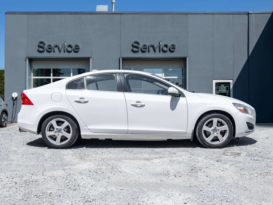 Volvo S60 T5  TRADE IN  AS TRADED  AS IS 2012-4