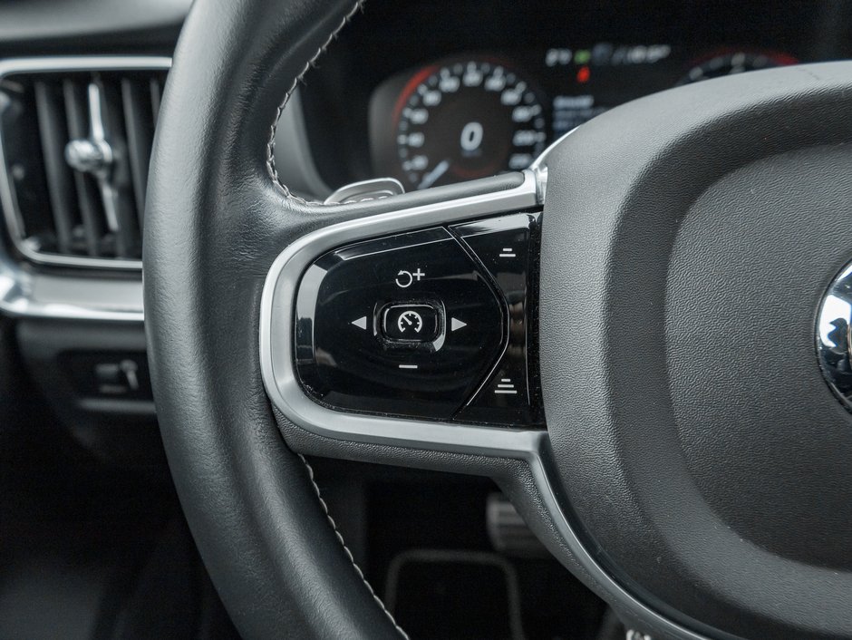2019 Volvo S60 T6 AWD R-Design  LOW MILEAGE  TRADE IN  B& WILKINS-10