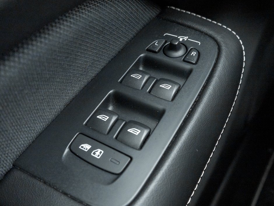 2019 Volvo S60 T6 AWD R-Design  LOW MILEAGE  TRADE IN  B& WILKINS-14