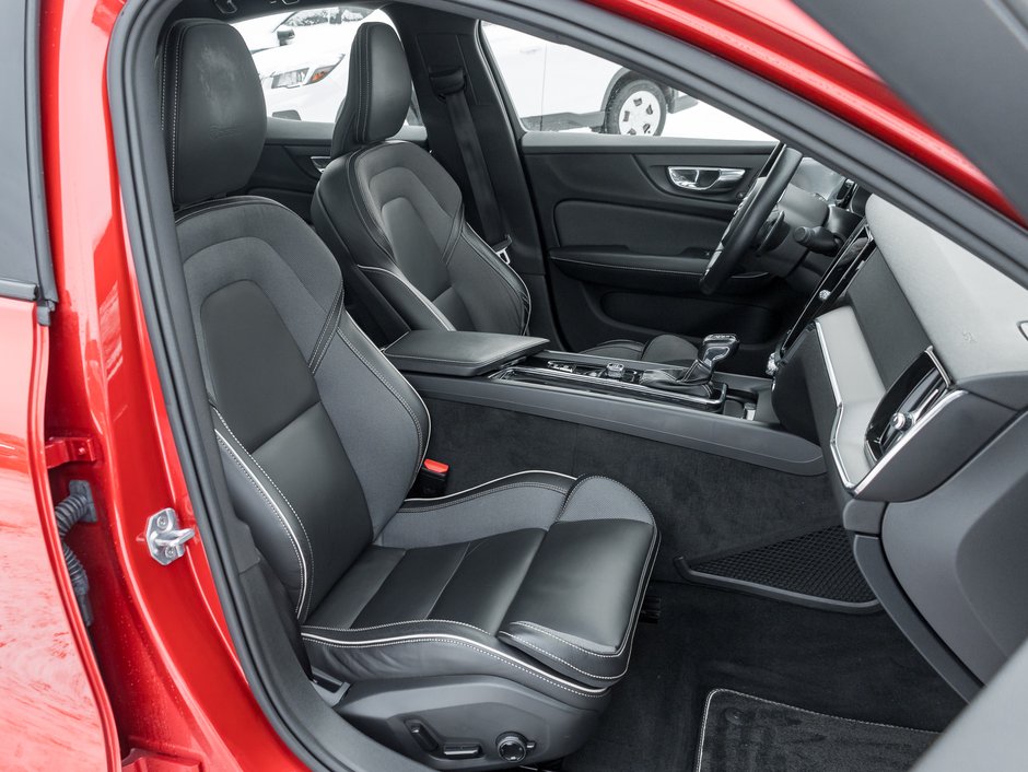 2019 Volvo S60 T6 AWD R-Design  LOW MILEAGE  TRADE IN  B& WILKINS-23