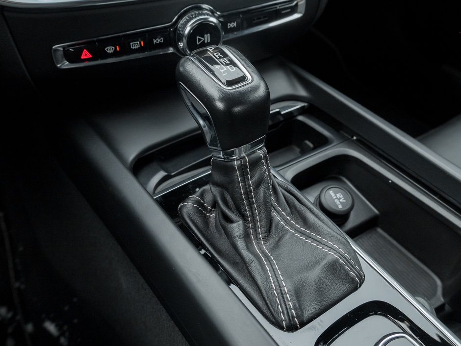 2019 Volvo S60 T6 AWD R-Design  LOW MILEAGE  TRADE IN  B& WILKINS-17