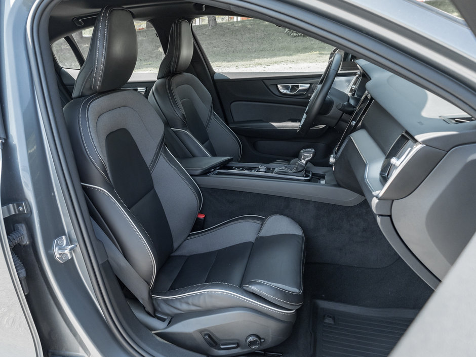 2021 Volvo S60 T5 AWD R-Design  CPO  BOWERS & WILKINS  HUD-26
