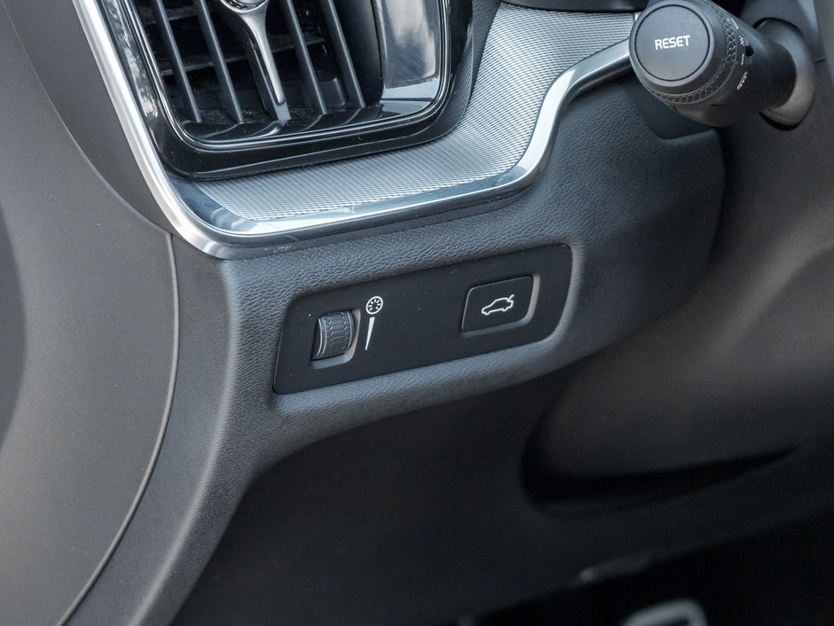 2021 Volvo S60 T5 AWD R-Design  CPO  BOWERS & WILKINS  HUD-17