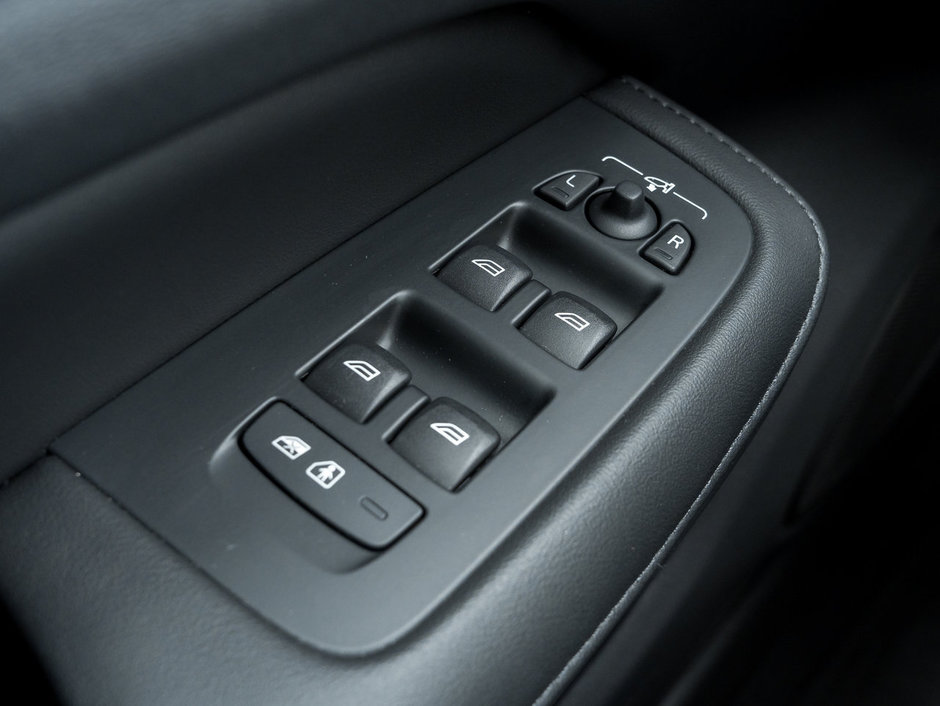 Volvo S60 B5 AWD Plus Dark Theme  HARMAN KARDON  CPO 2024-13
