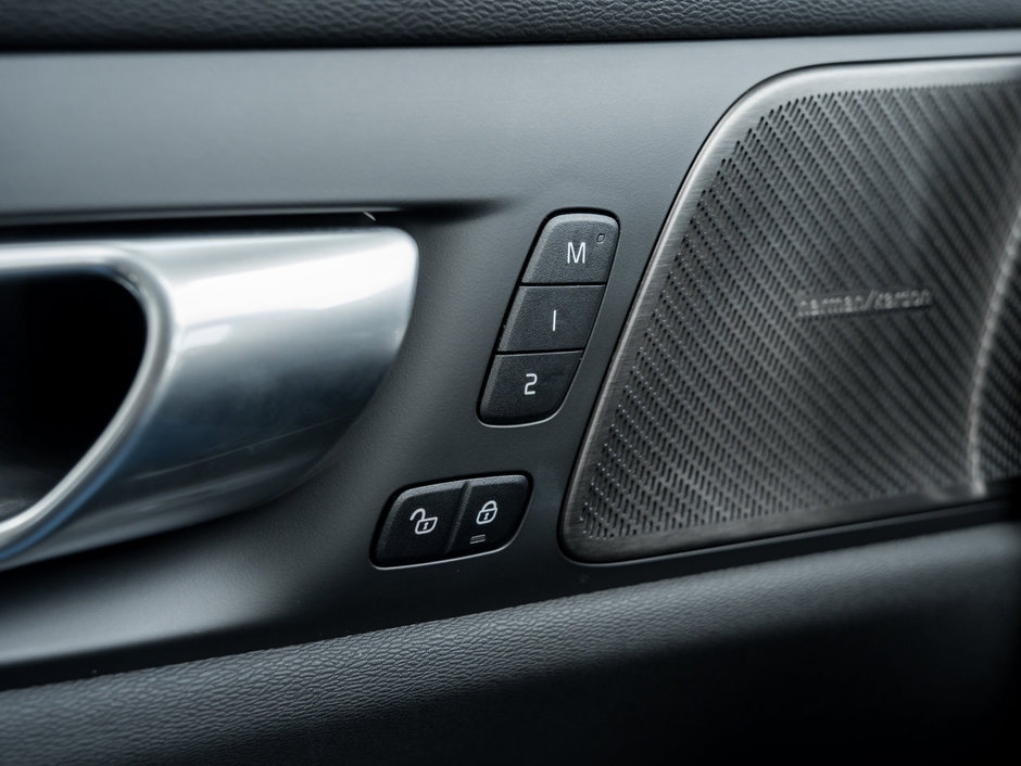 Volvo S60 B5 AWD Plus Dark Theme  HARMAN KARDON  CPO 2024-14