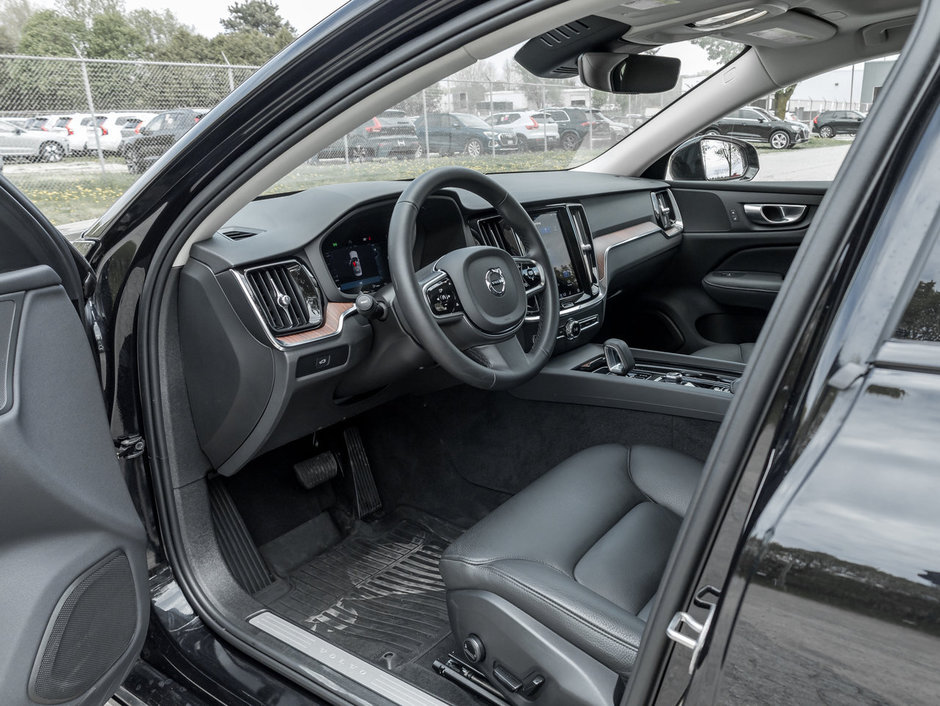 2024 Volvo S60 B5 AWD Plus Dark Theme  19 ALLOY WHEEL  CPO-6