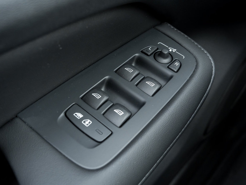Volvo S60 B5 AWD Plus Dark Theme  CPO  HARMAN KARDON  LOW KM 2024-13