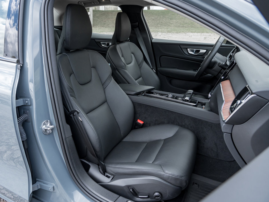 Volvo S60 B5 AWD Plus Dark Theme 2024-20
