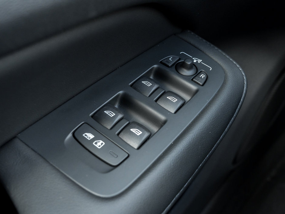2024 Volvo S60 B5 AWD Plus Dark Theme-13
