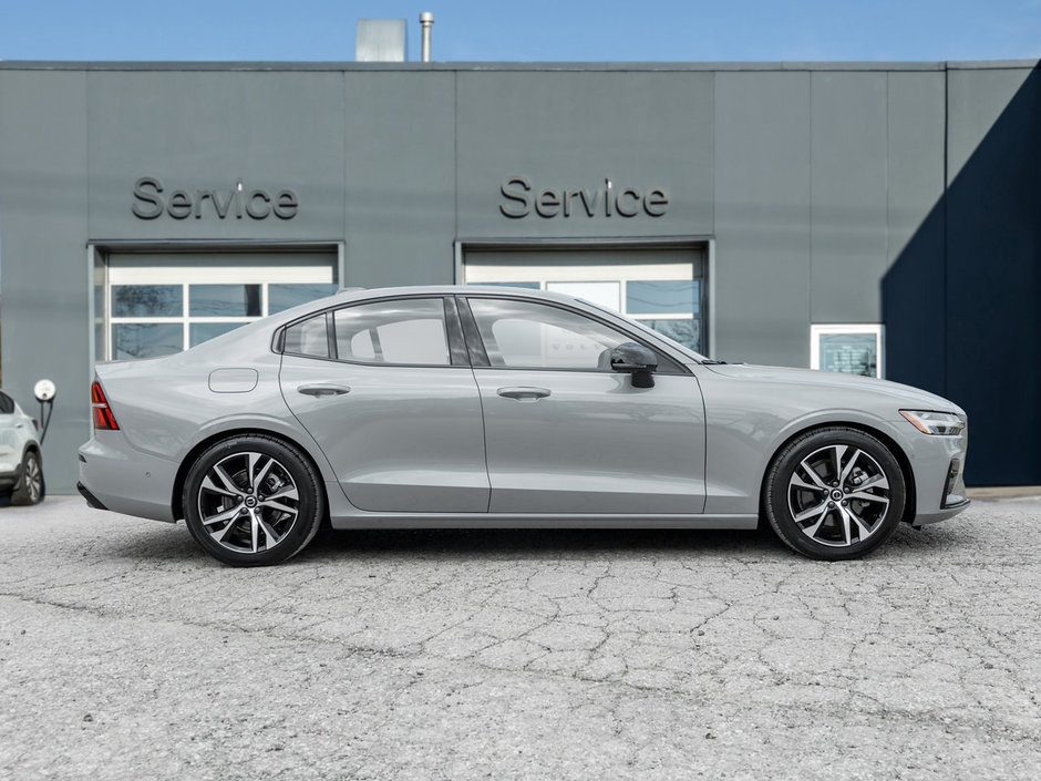 2024 Volvo S60 B5 AWD Plus Dark Theme  CPO  LOW MILEAGE-4