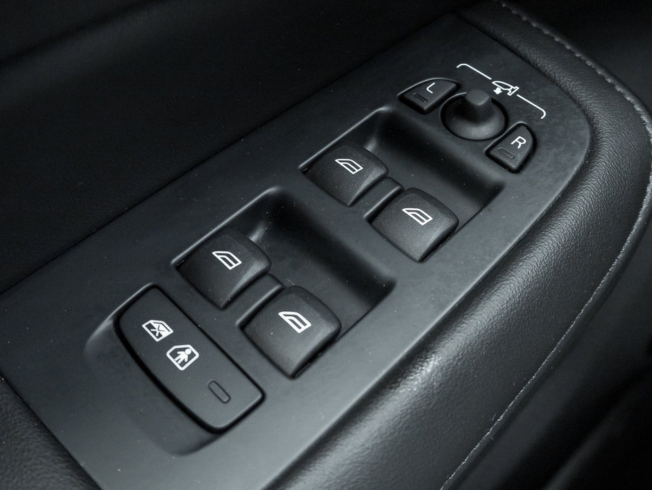 2024 Volvo S60 B5 AWD Plus Dark Theme  CPO  LOW MILEAGE-15