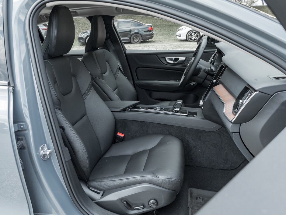 2024 Volvo S60 B5 AWD Plus Dark Theme  19ALLOY WHEEL  CPO-23