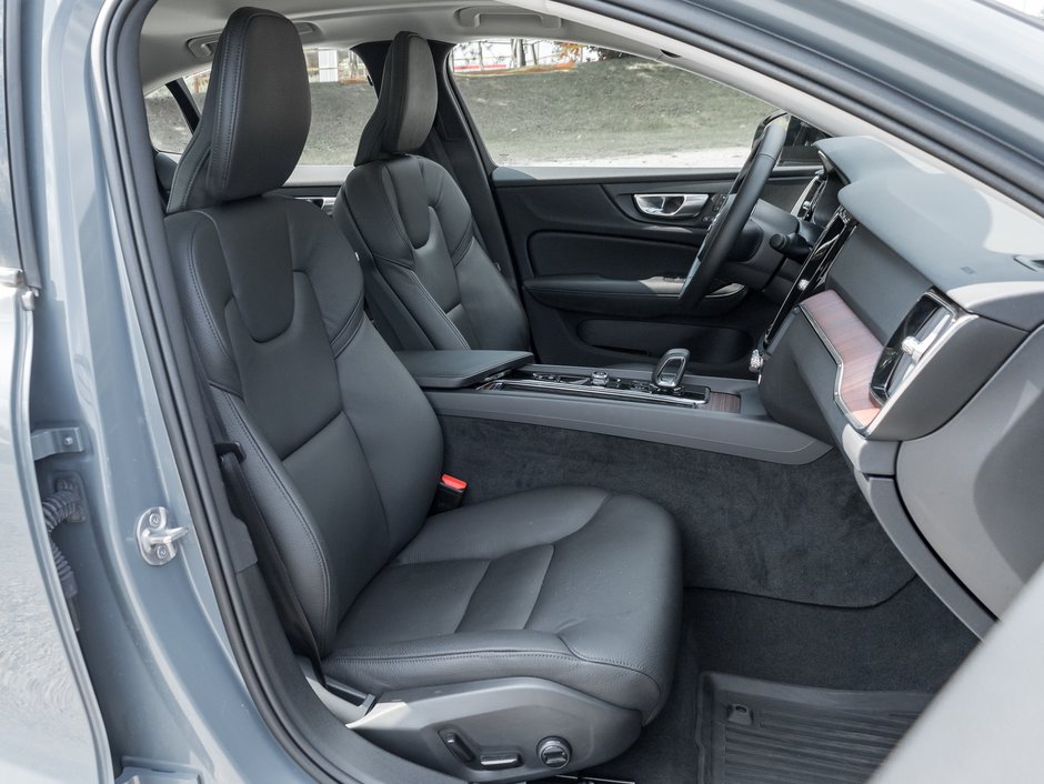 2024 Volvo S60 B5 AWD Plus Dark Theme-23
