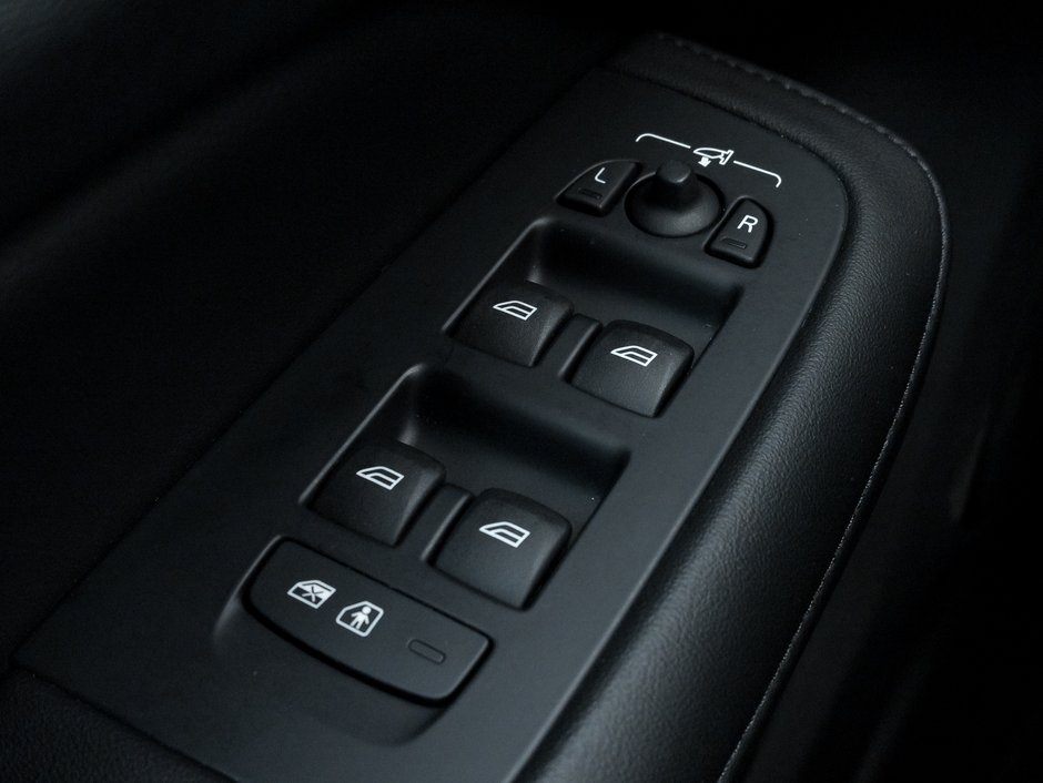 2024 Volvo S60 B5 AWD Plus Dark Theme-15