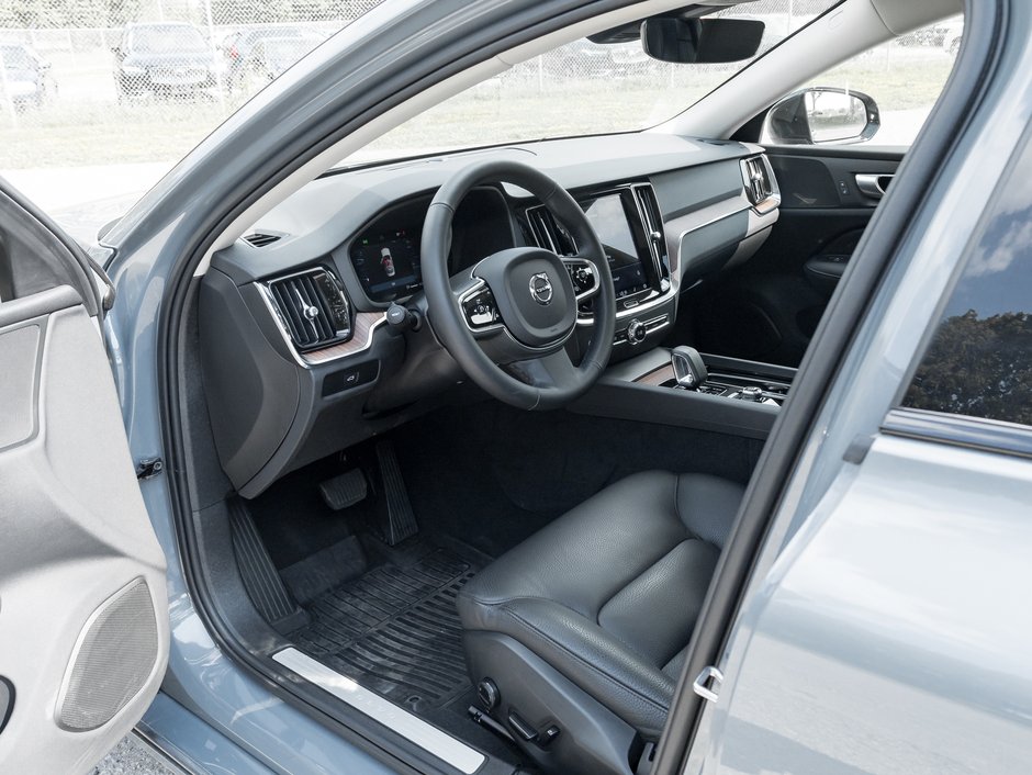 2024 Volvo S60 B5 AWD Plus Dark Theme-6
