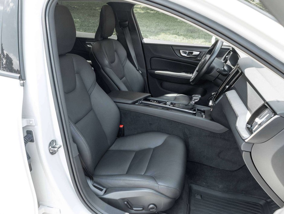 Volvo V60 Cross Country OFF LEASE  ONE OWNER  WELL EQUIPPED  VOLVO CPO 2022-22