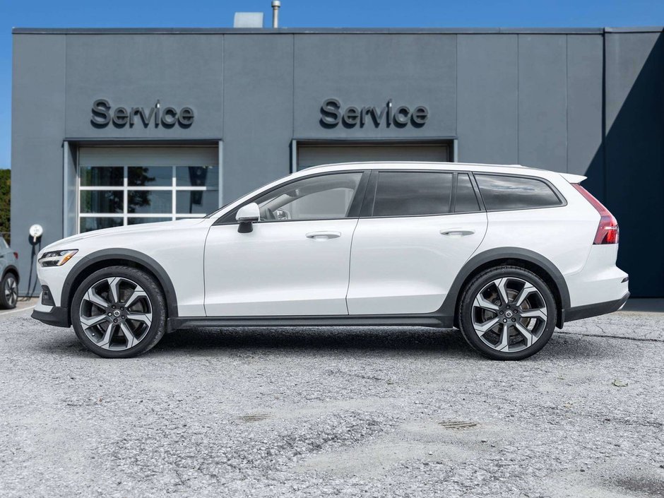 Volvo V60 Cross Country OFF LEASE  ONE OWNER  WELL EQUIPPED  VOLVO CPO 2022-2