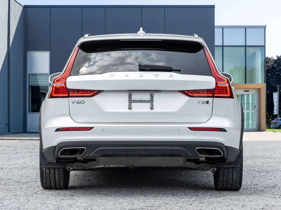 Volvo V60 Cross Country OFF LEASE  ONE OWNER  WELL EQUIPPED  VOLVO CPO 2022-5