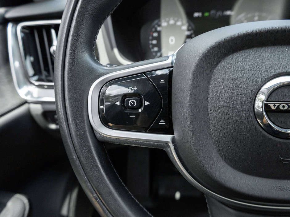 Volvo V60 Cross Country OFF LEASE  ONE OWNER  WELL EQUIPPED  VOLVO CPO 2022-9