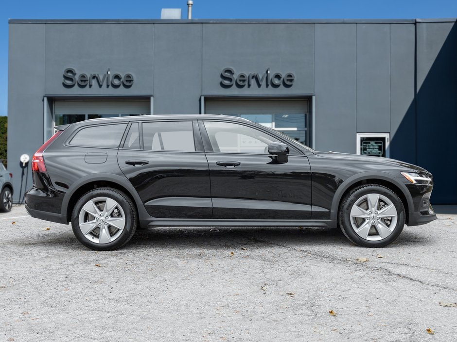 2025 Volvo V60 Cross Country B5 AWD STATION WAGON  VOLVO CPO  NEARLY NEW-4