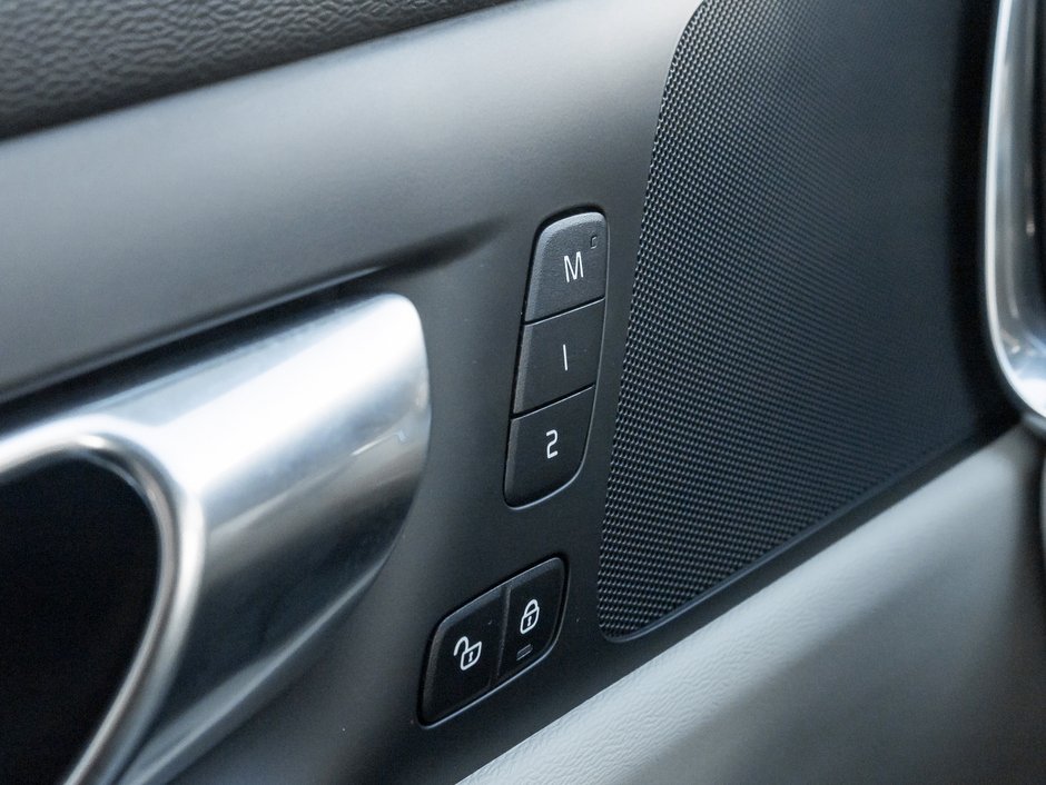 2025 Volvo V60 Cross Country B5 AWD Plus  STATION WAGON  BLOND LEATHER SEATS-14