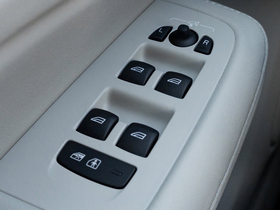 2025 Volvo V60 Cross Country B5 AWD Plus  STATION WAGON  BLOND LEATHER SEATS-13