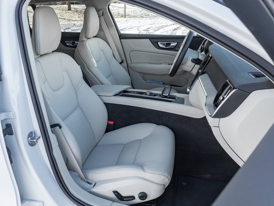 2025 Volvo V60 Cross Country B5 AWD Plus  STATION WAGON  BLOND LEATHER SEATS-20