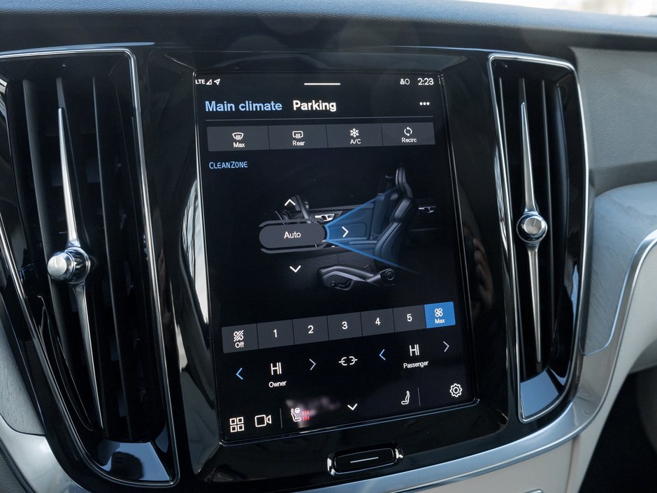 2025 Volvo V60 Cross Country B5 AWD Plus  STATION WAGON  BLOND LEATHER SEATS-17