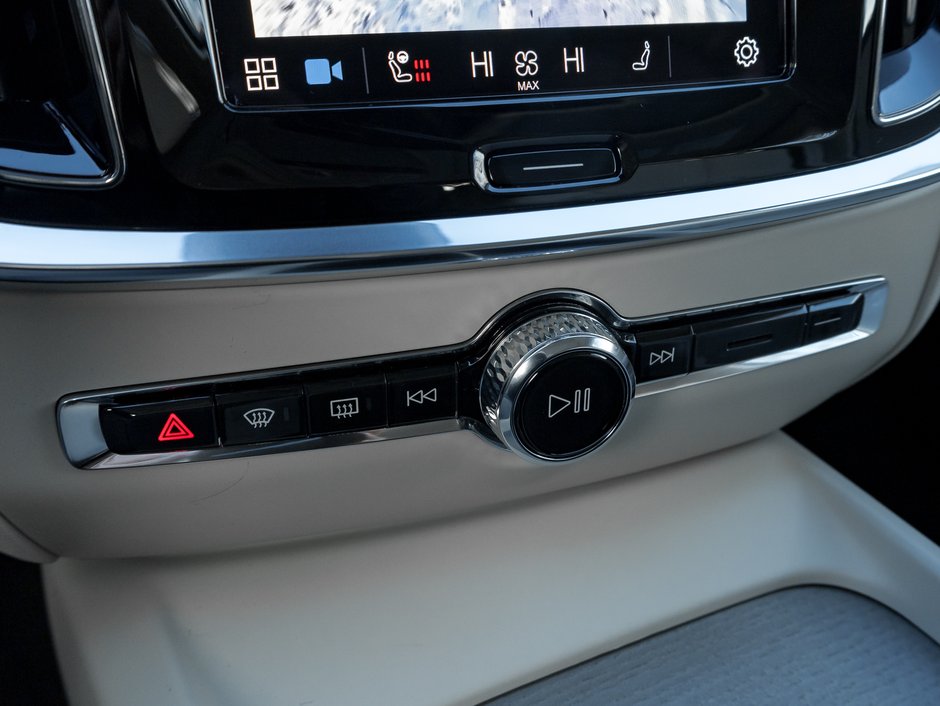 2025 Volvo V60 Cross Country B5 AWD Plus  STATION WAGON  BLOND LEATHER SEATS-16