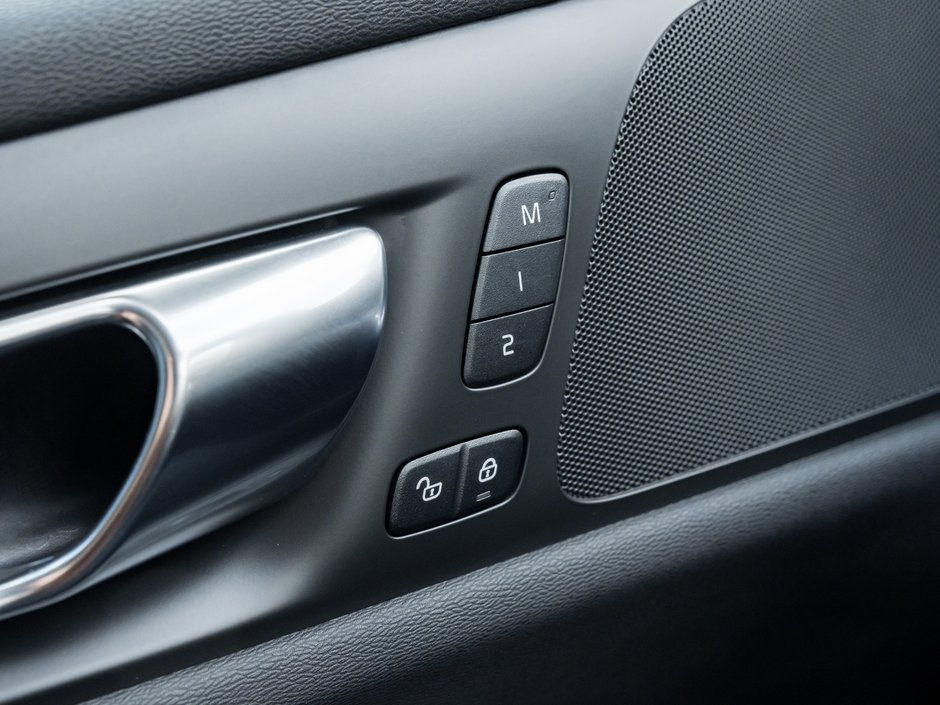 2025 Volvo V60 Cross Country B5 AWD Plus  19 ALLOY WHEELS  STATION WAGON-16