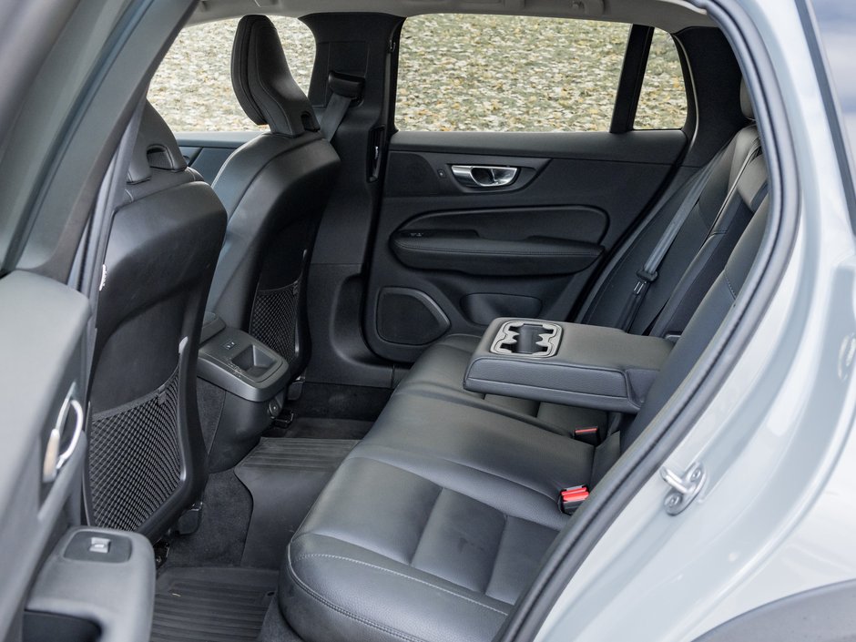 2025 Volvo V60 Cross Country B5 AWD Plus  19 ALLOY WHEELS  STATION WAGON-26