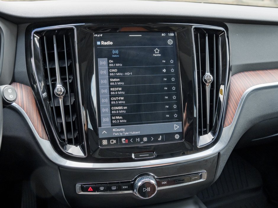 2025 Volvo V60 Cross Country B5 AWD Plus  19 ALLOY WHEELS  STATION WAGON-23