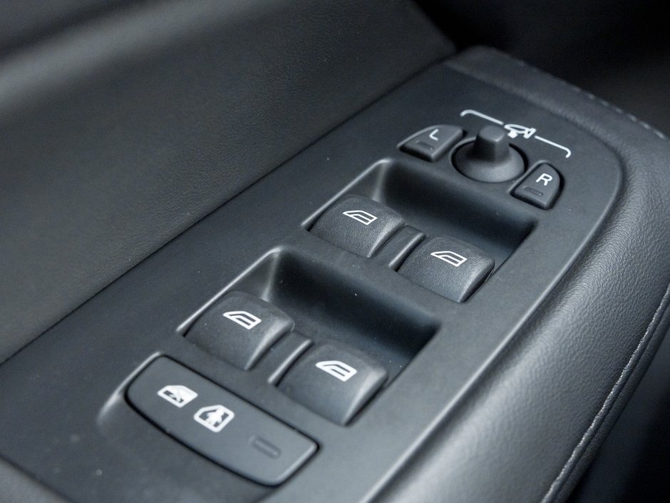 2025 Volvo V60 Cross Country B5 AWD Plus  19 ALLOY WHEELS  STATION WAGON-15