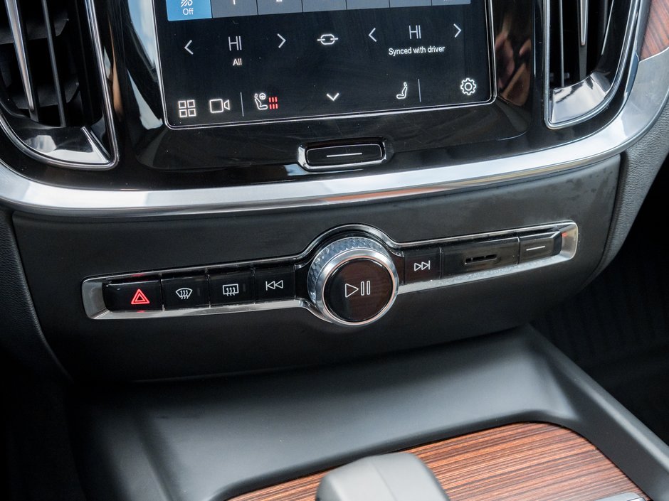 2025 Volvo V60 Cross Country B5 AWD Plus  19 ALLOY WHEELS  STATION WAGON-21