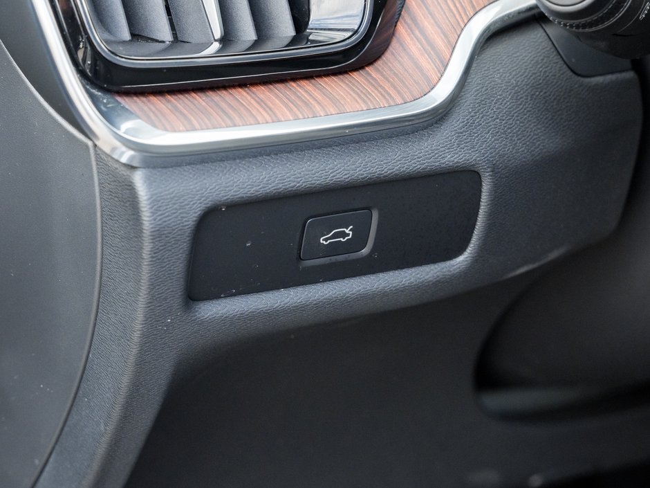 2025 Volvo V60 Cross Country B5 AWD Plus  19 ALLOY WHEELS  STATION WAGON-17