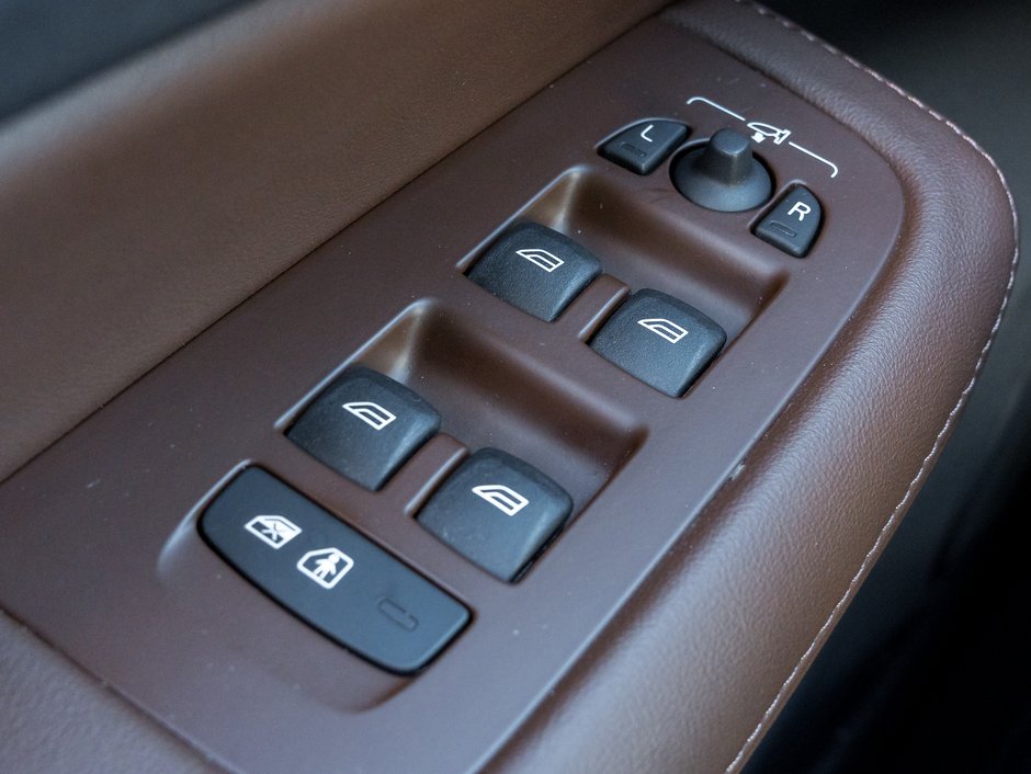 Volvo V60 Cross Country B5 AWD Plus  CPO RATE fr 3.49%*  STATION WAGON 2025-13