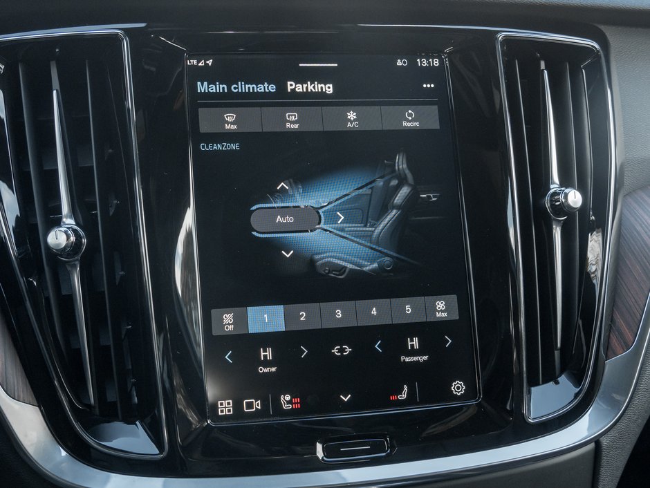 Volvo V60 Cross Country B5 AWD Plus  CPO RATE fr 3.49%*  STATION WAGON 2025-18