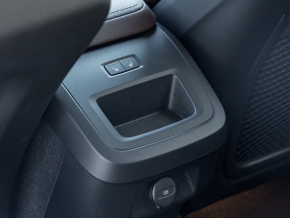 Volvo V60 Cross Country B5 AWD Plus  CPO RATE fr 3.49%*  STATION WAGON 2025-22