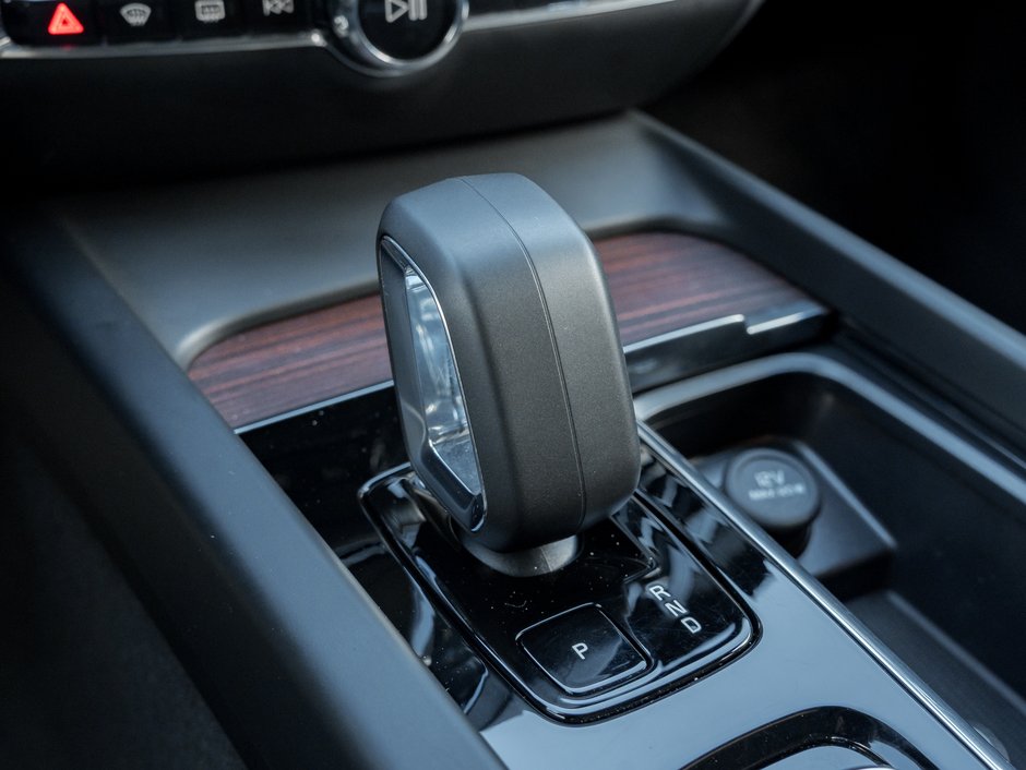 Volvo V60 Cross Country B5 AWD Plus  CPO RATE fr 3.49%*  STATION WAGON 2025-15