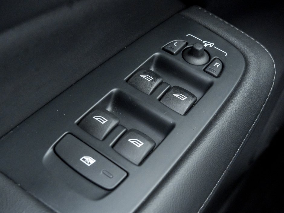 Volvo V60 Cross Country B5 AWD Core  18 ALLOY WHEELS  STATION WAGON  CPO 2025-12