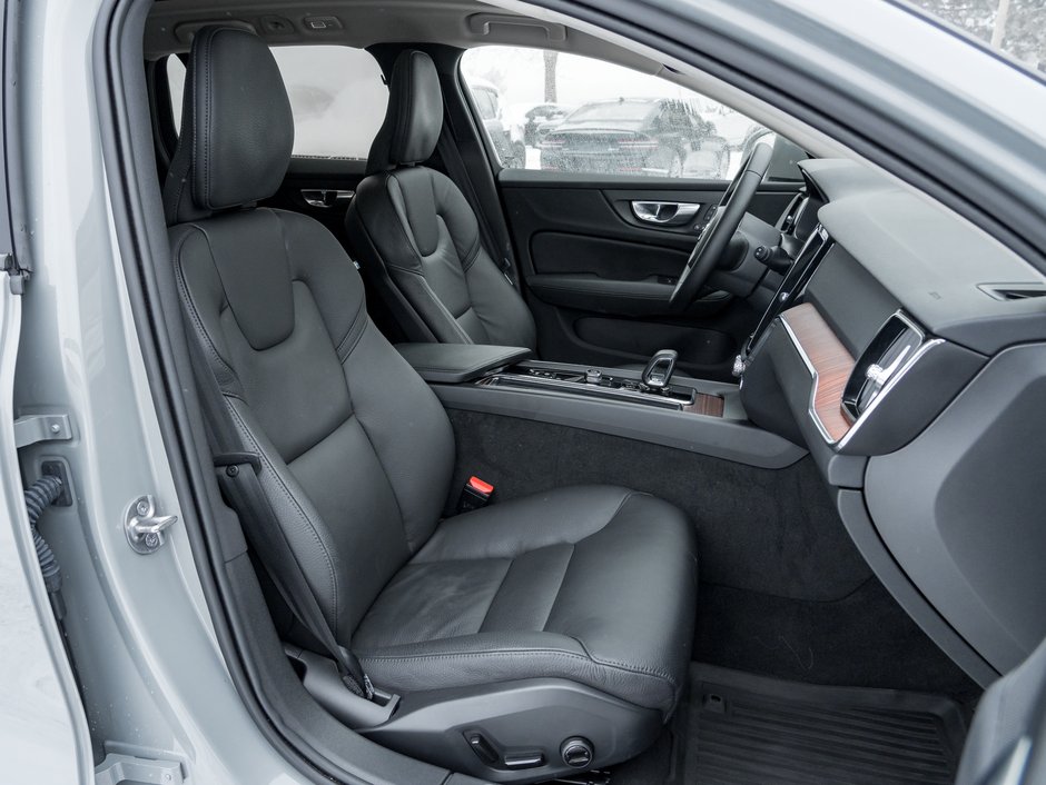 Volvo V60 Cross Country B5 AWD Core  18 ALLOY WHEELS  STATION WAGON  CPO 2025-19