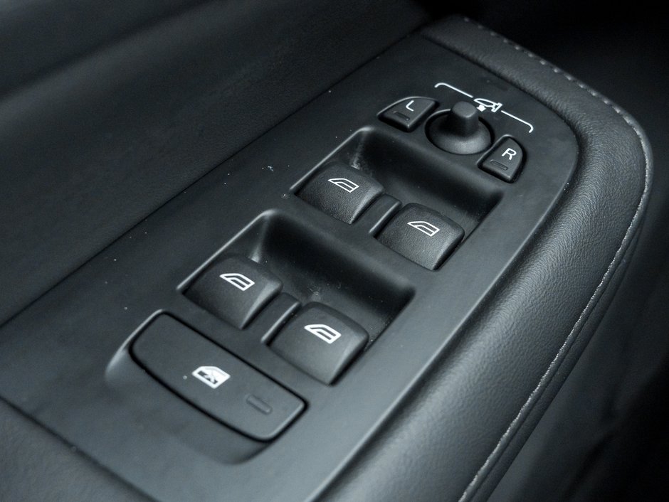 Volvo V60 Cross Country B5 AWD Core  LOW KM  NEARLY NEW  VOLVO CPO 2025-12