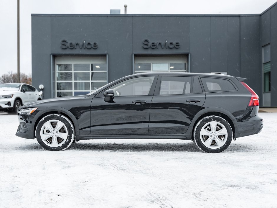 Volvo V60 Cross Country B5 AWD Core  LOW KM  NEARLY NEW  VOLVO CPO 2025-2