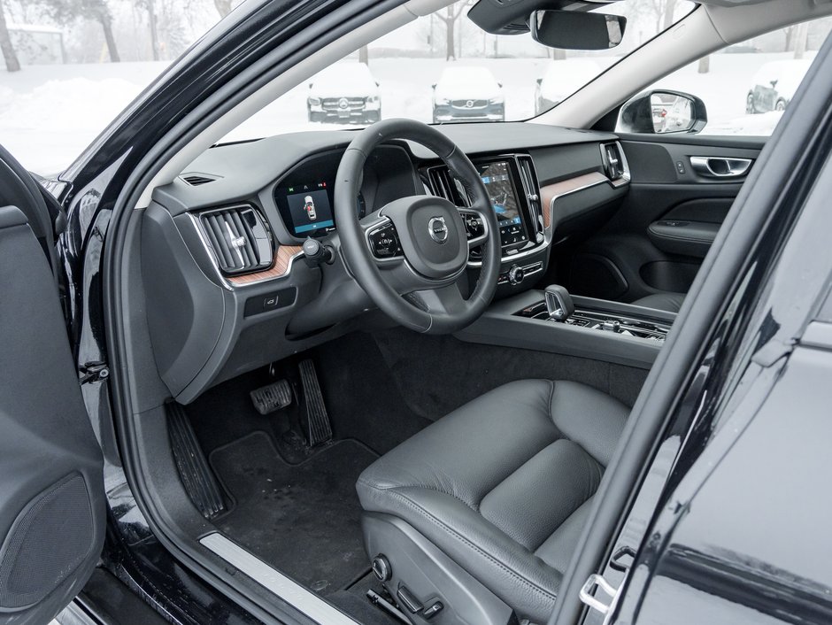 Volvo V60 Cross Country B5 AWD Core  LOW KM  NEARLY NEW  VOLVO CPO 2025-6